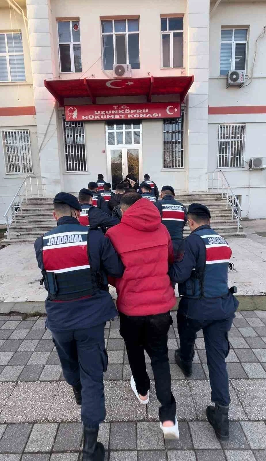 Yurt dışına ka&ccedil;mak isterken yakalanan 5 kişi tutuklandı
