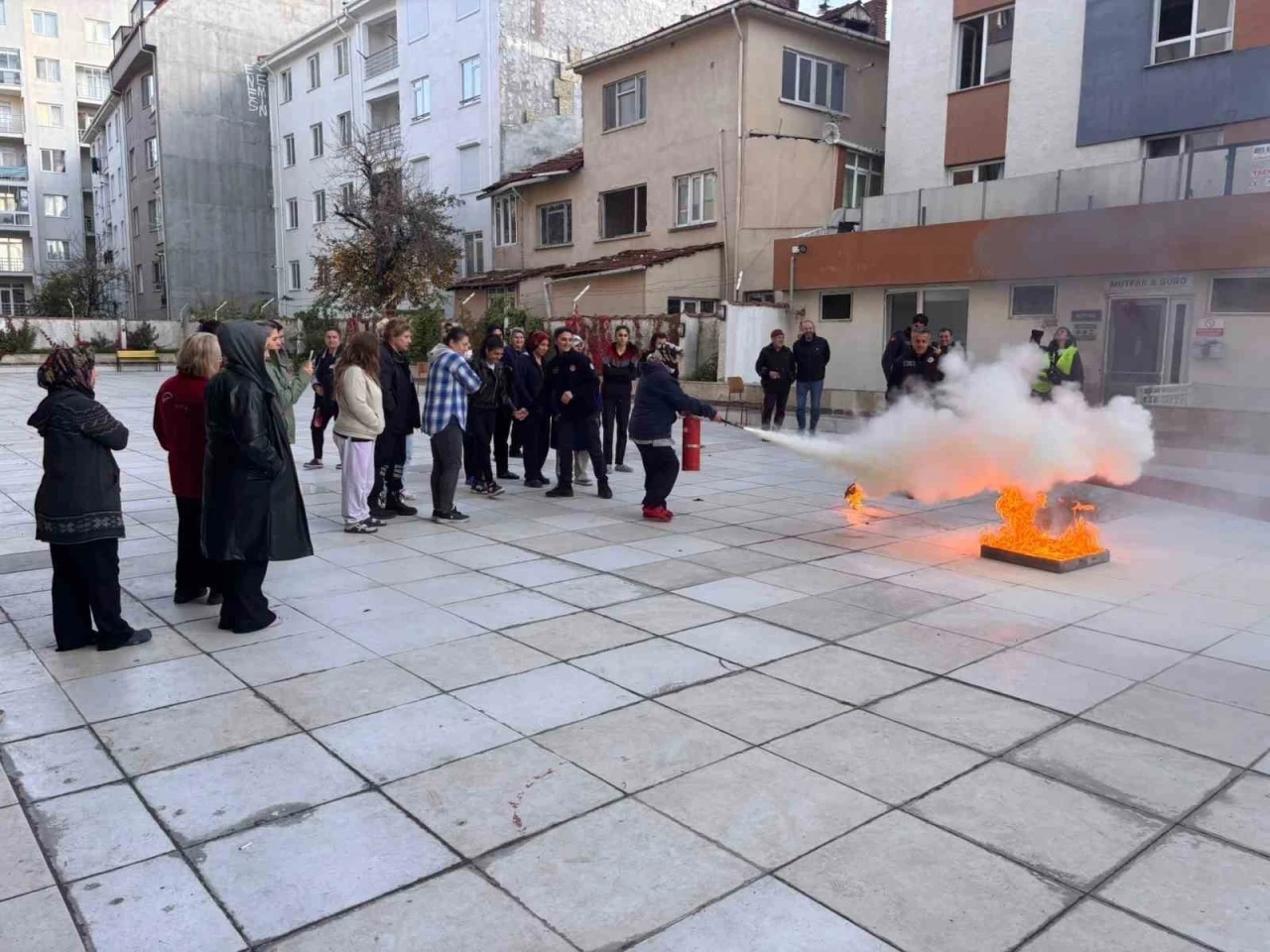 Yurt personeline uygulamalı yangın eğitimi
