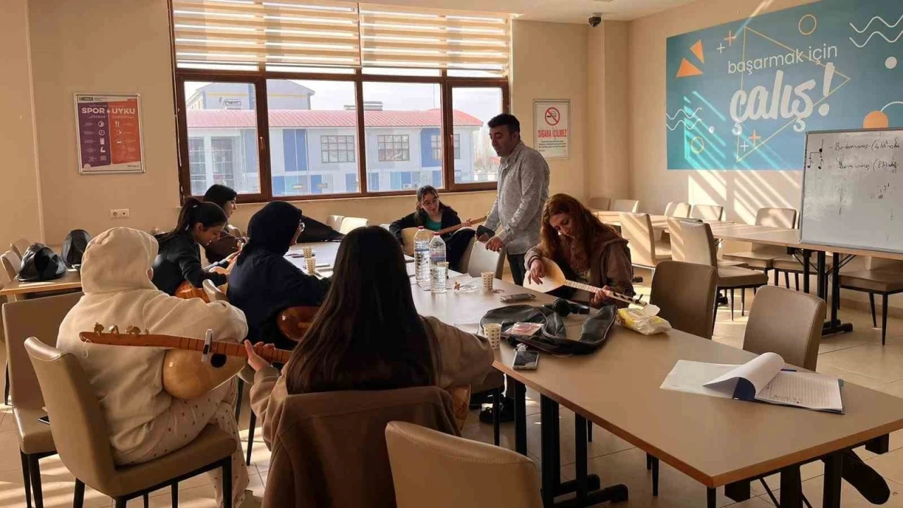 Yurttaki kız &ouml;ğrenciler bağlama &ccedil;almayı &ouml;ğreniyor
