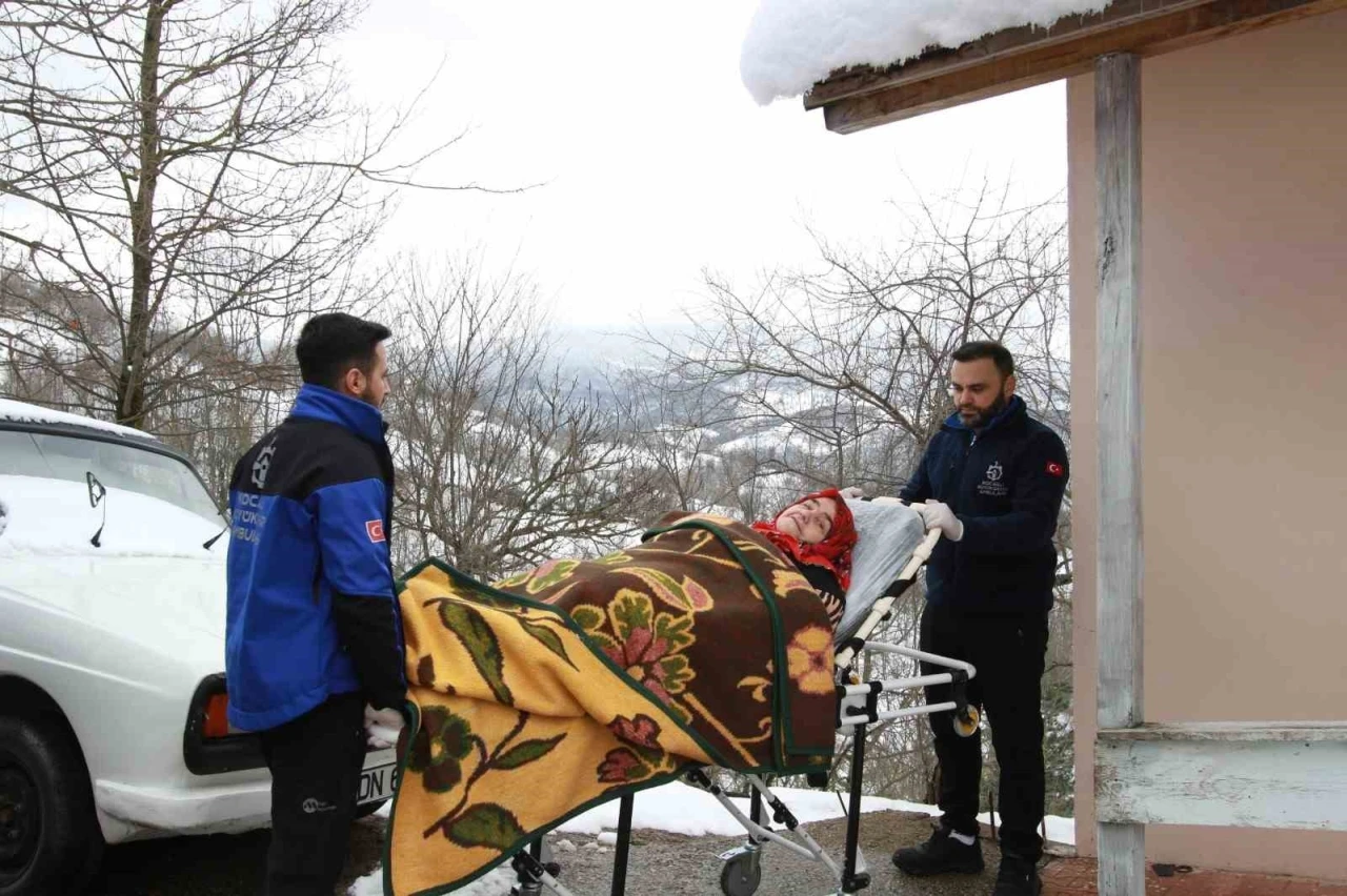 Yürüyemeyen fil hastası kadına ambulans desteği