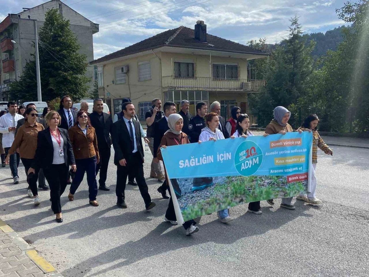 Yürüyerek günlerini kutladılar
