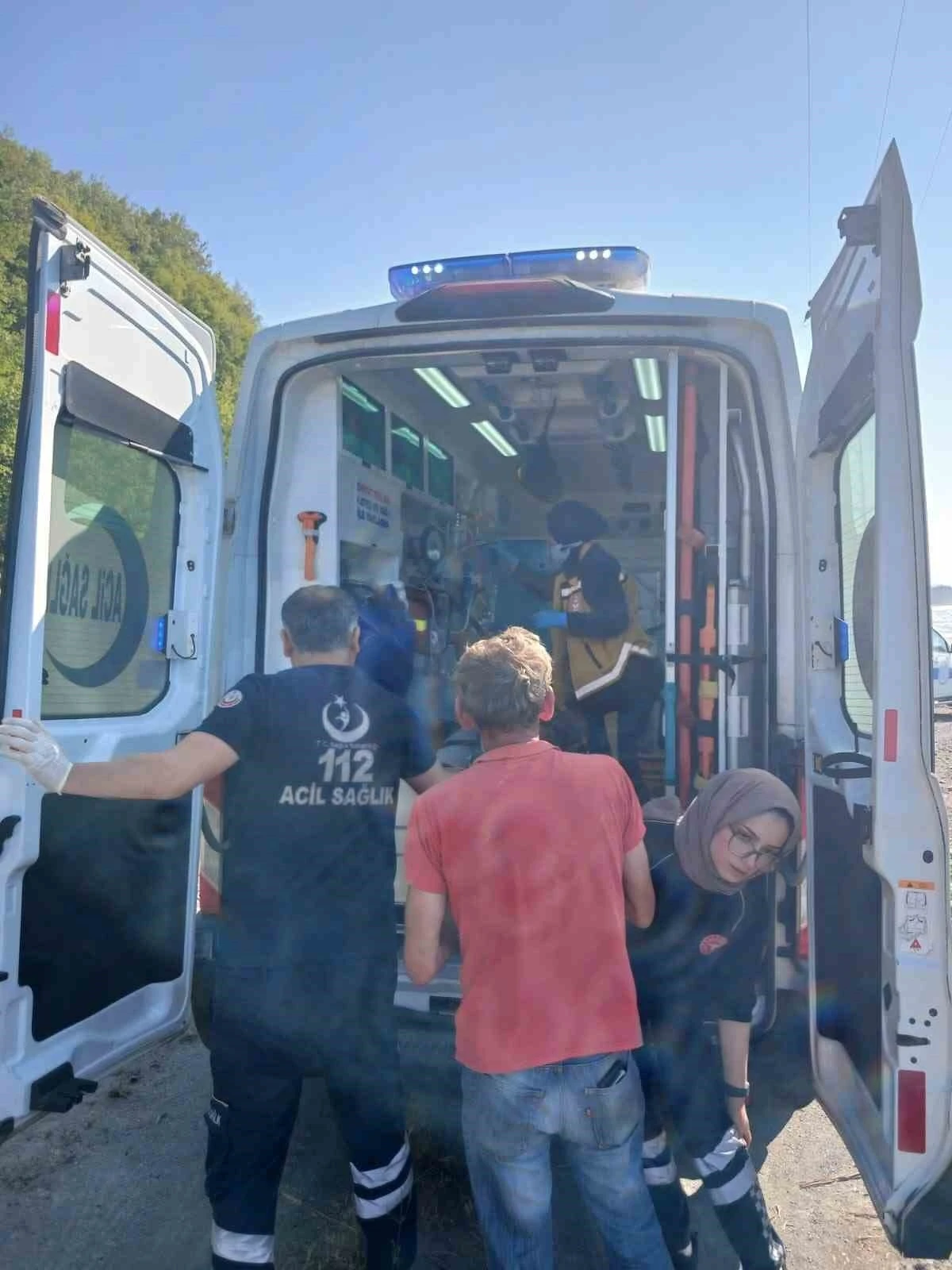 Yürüyüş yaparekn uçurumdan düşen kadın yaralandı

