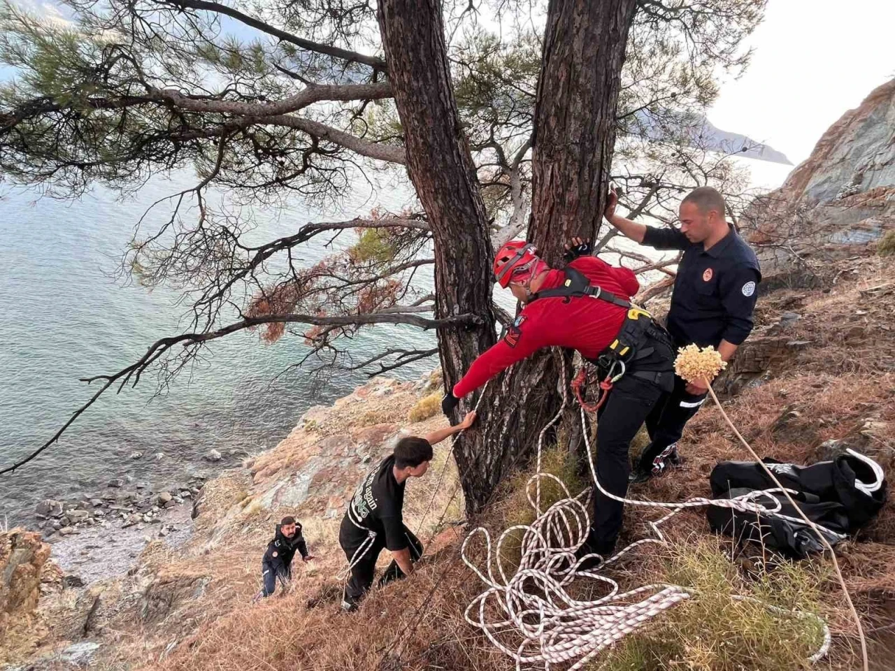 Yürüyüş yaparken düşen şahsı, JAK ve UMKE ekipleri kurtardı