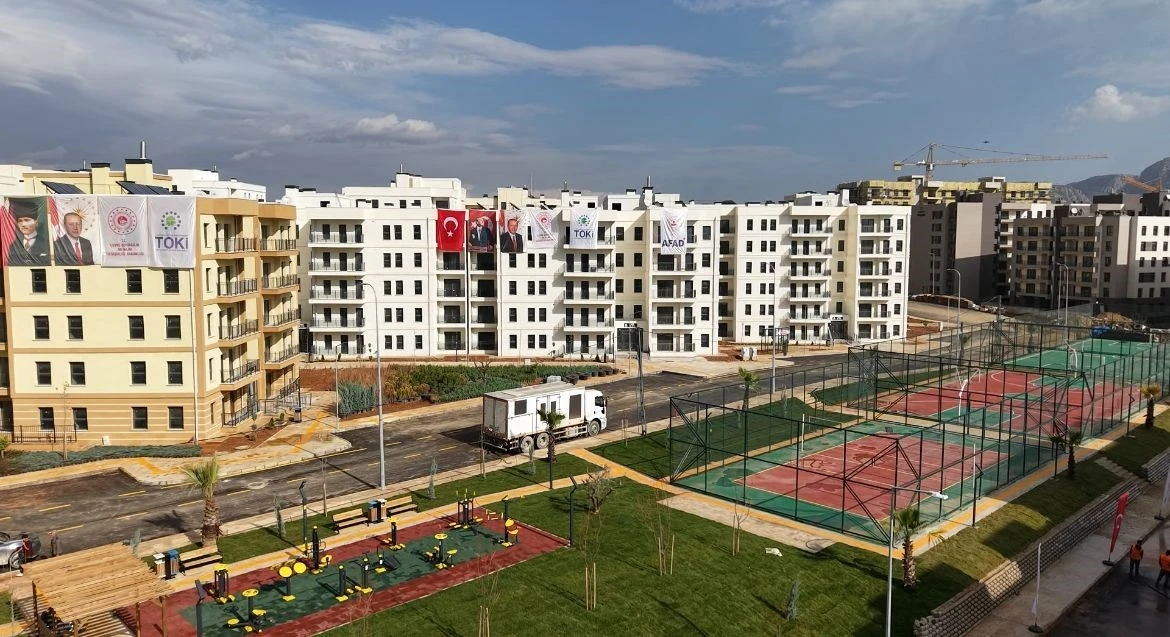 Yuvasına kavuşan depremzede vatandaş: &quot;Evi gezdik çok güzel, hayallerimizin ötesinde&quot;
