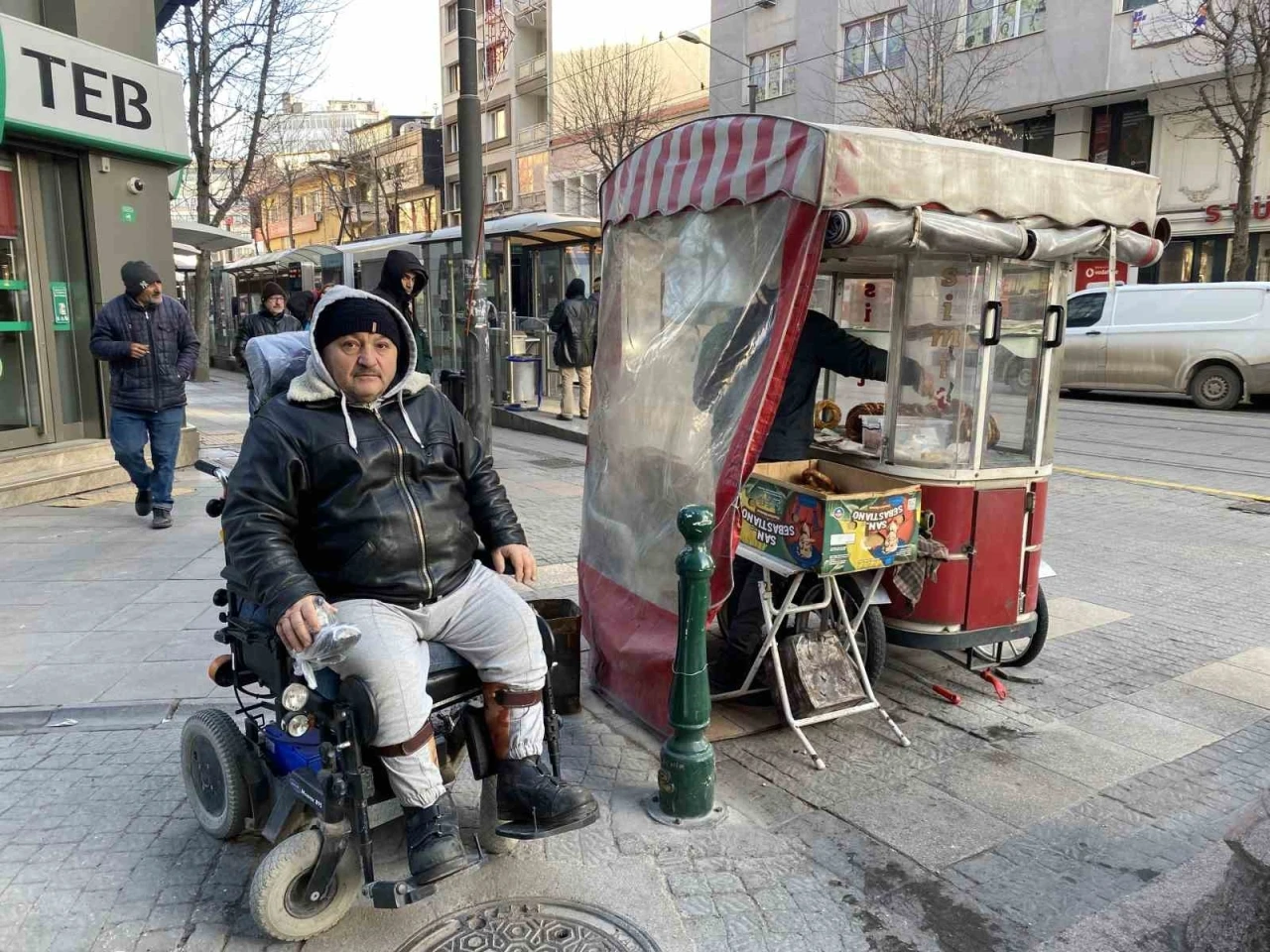 Y&uuml;zde 76 engeli olmasına ekmek parasını kazanmak i&ccedil;in eksi 17 derecede simit satıyor
