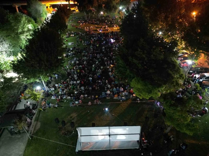 Yüzlerce kişi açık havada sinema keyfi yaşadı
