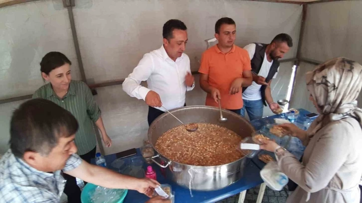 Yüzlerce kişiye aşure dağıtıldı