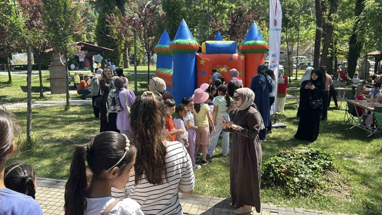 Y&uuml;zlerce &ouml;ğrenci yıl sonu bitirme şenliğinde doyasıya eğlendi
