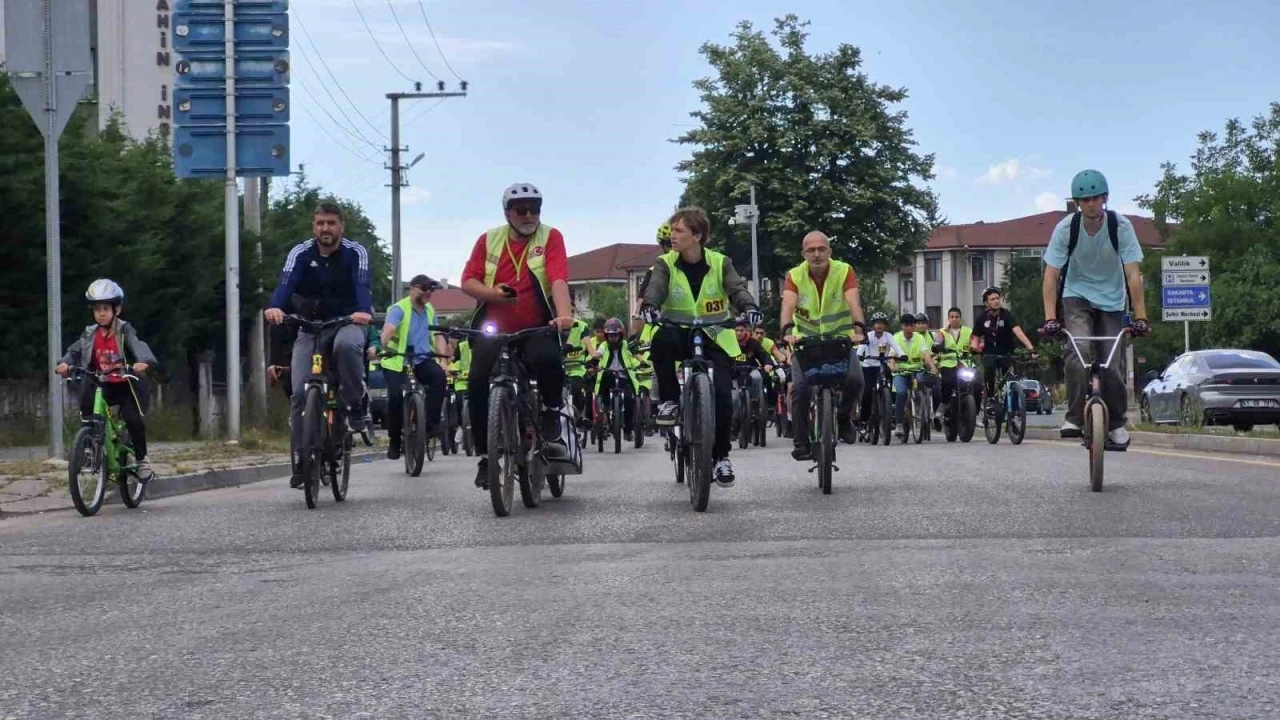 Yüzlerce pedal bisiklet baharı için çevrildi
