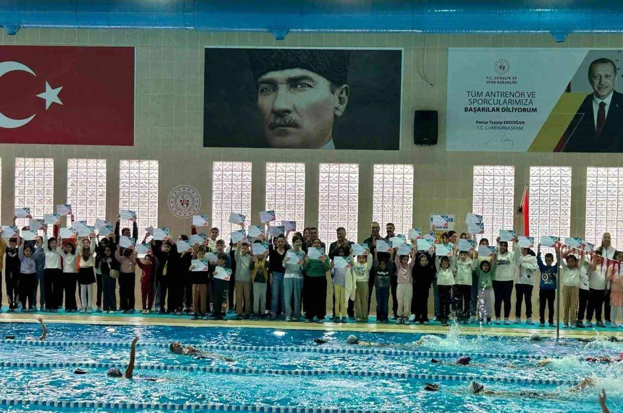 Yüzme eğitimini tamamlayan minikler sertifikalarına kavuştu