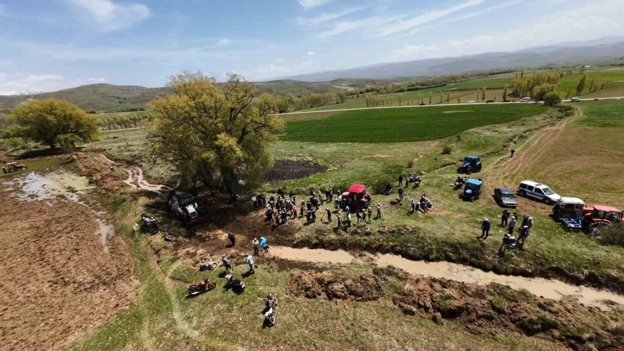 Yüzün üzerinde köylü tarım için bir araya geldi: 4 kilometre uzunluğundaki sulama kanalı imece usulüyle temizlendi
