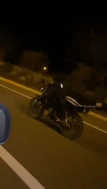 Yüzüstü yatarak motosiklet kullandı
