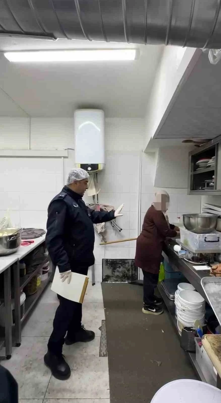Zabıta denetimi esnasında mutfak tezgahında yıkanan paspas mide bulandırdı
