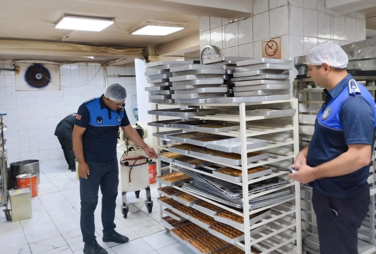 Zabıta ekipleri tatlı imalathanelerinde denetimlerini sürdürüyor
