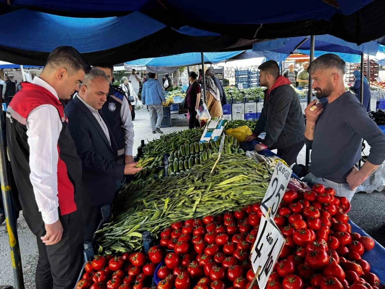 Zabıta ekiplerinden semt pazarında hijyen denetimi
