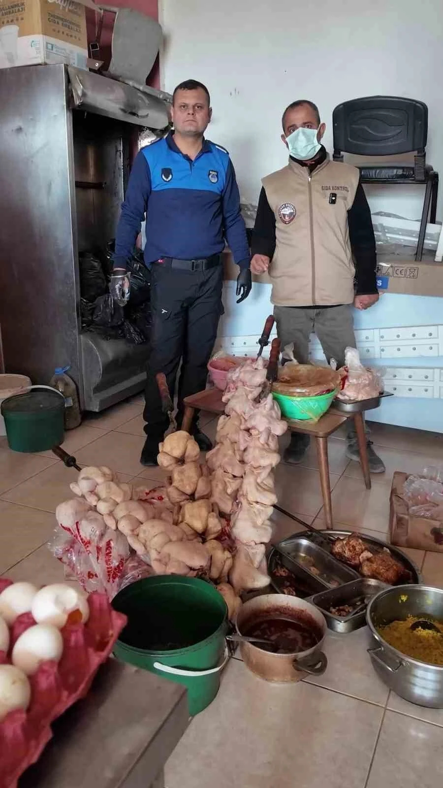 Zabıta ekiplerinin ‘Leş kokusu var’ dediği dönercide mide bulandıran görüntü
