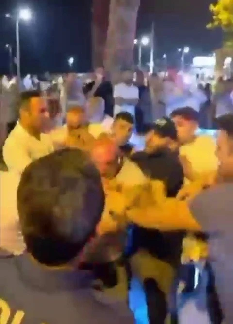 Zabıta memurlarıyla seyyar satıcılar böyle kavgaya tutuştu
