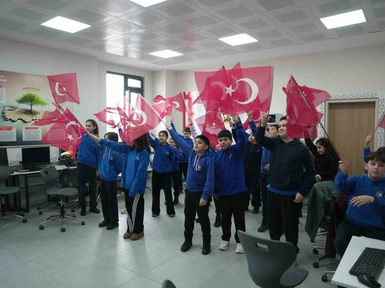 Zabıtadan bayrak sevgisine destek
