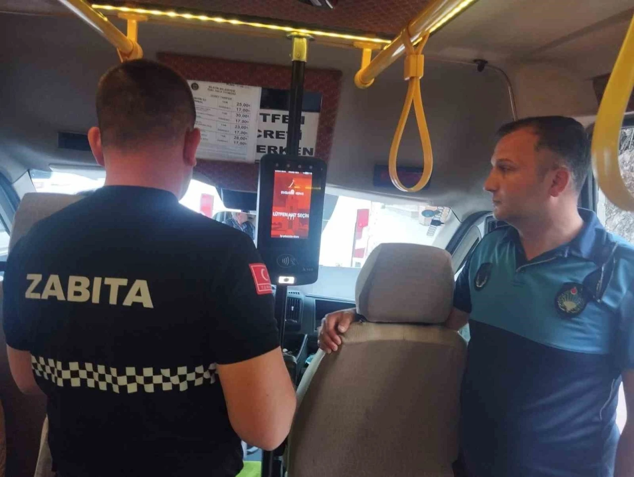 Zabıtalar halk otobüslerinde denetleme yaptı
