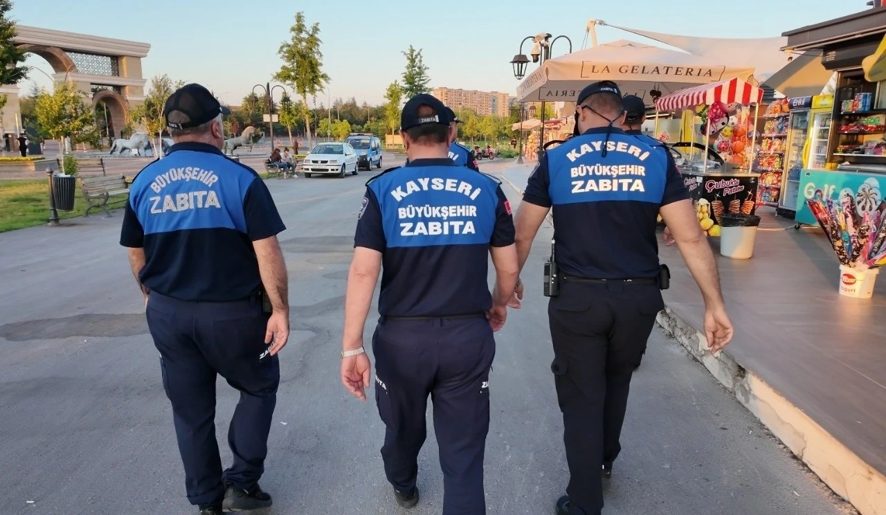 Zabıtanın Millet Bah&ccedil;esi&rsquo;ndeki denetimleri devam ediyor
