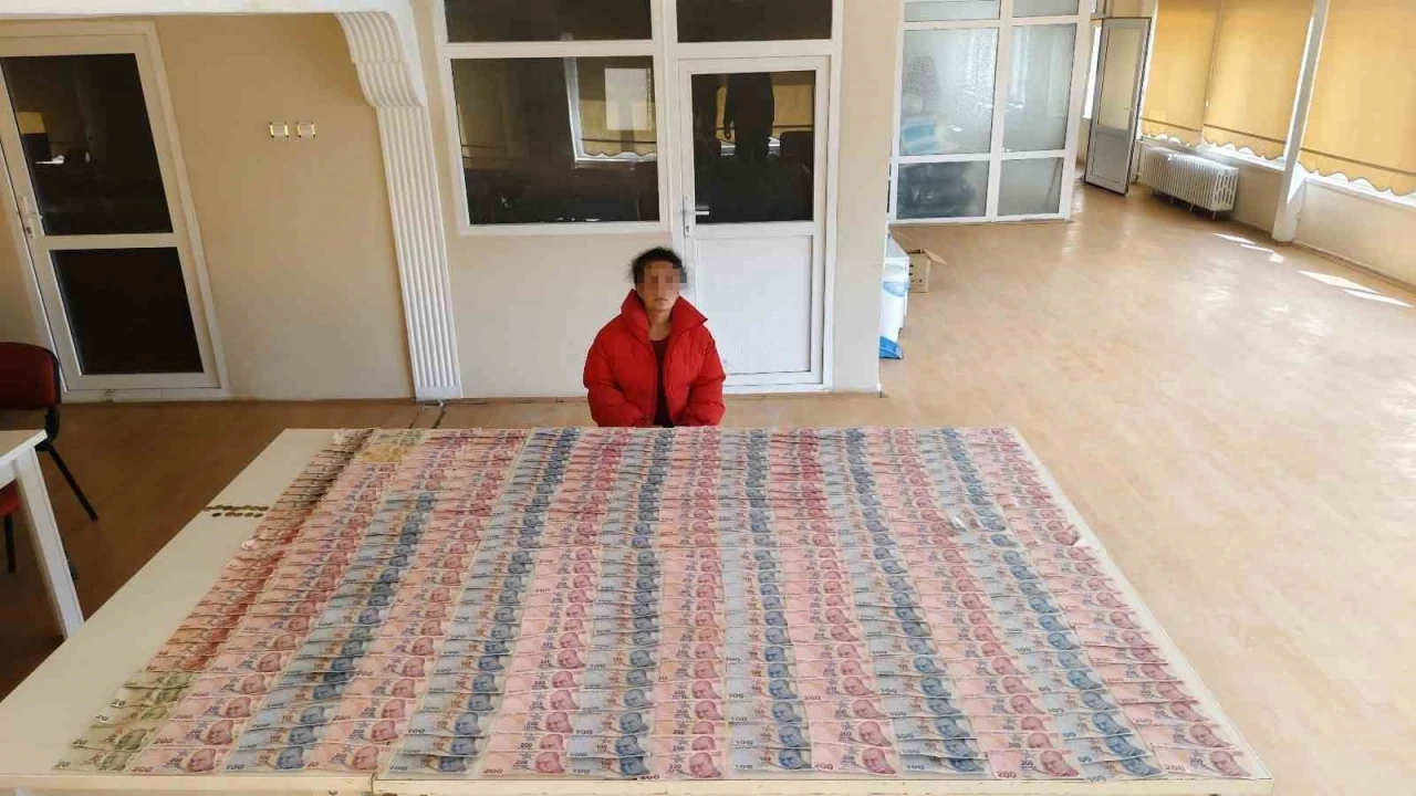 Zabıtanın yakaladığı dilencinin üzerinden 50 bin TL çıktı
