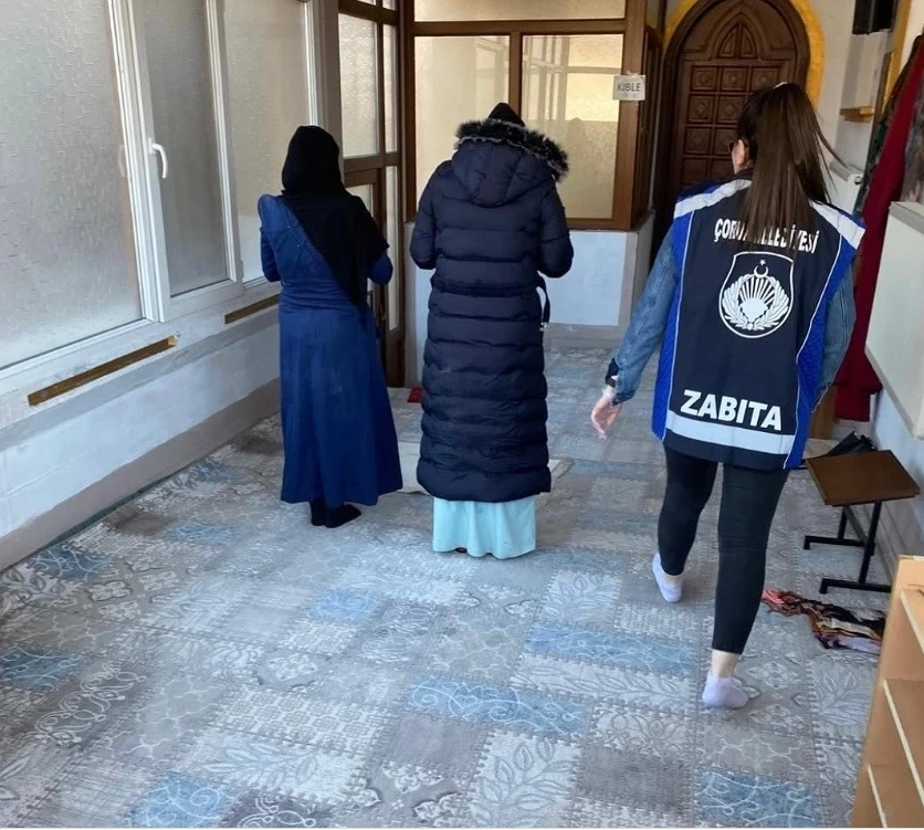 Zabıtayı gören dilenciler camiye kaçıp namaza durdu