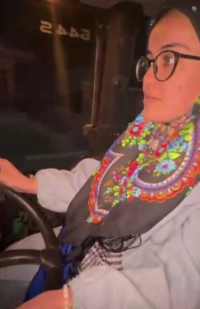 Zana &Ouml;ğretmen kep&ccedil;eyle okulunun bah&ccedil;esini kendisi temizledi
