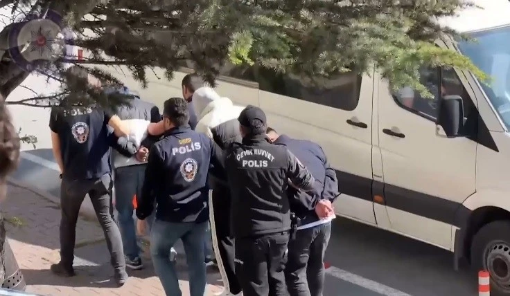 Zararlı yazılım kullanarak 156 kişiyi 3.5 milyon dolandıran 11 kişi yakalandı
