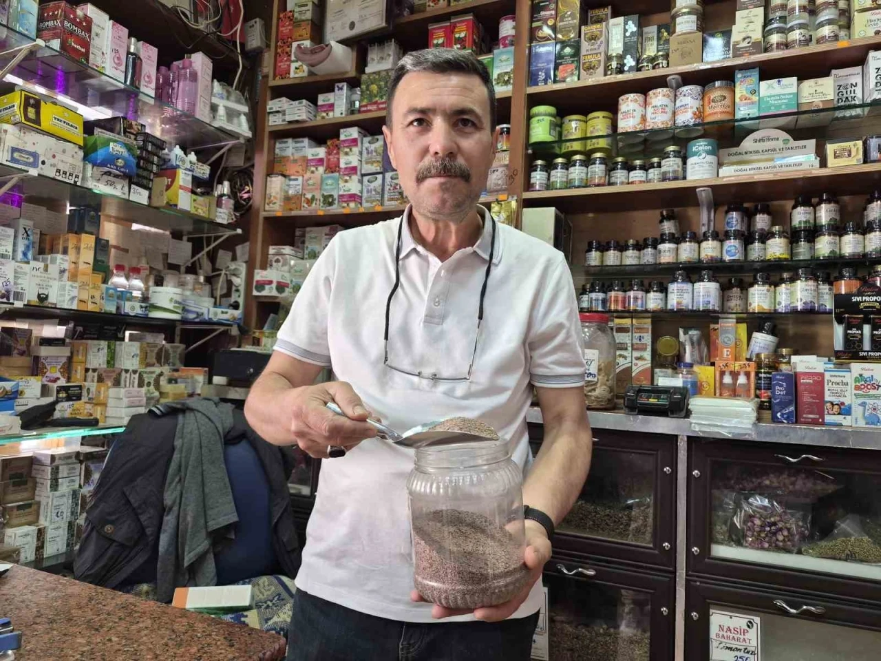 Zayıflamak isteyenlerin yeni g&ouml;zdesi &rsquo;karnıyarık otu tohumu&rsquo; oldu
