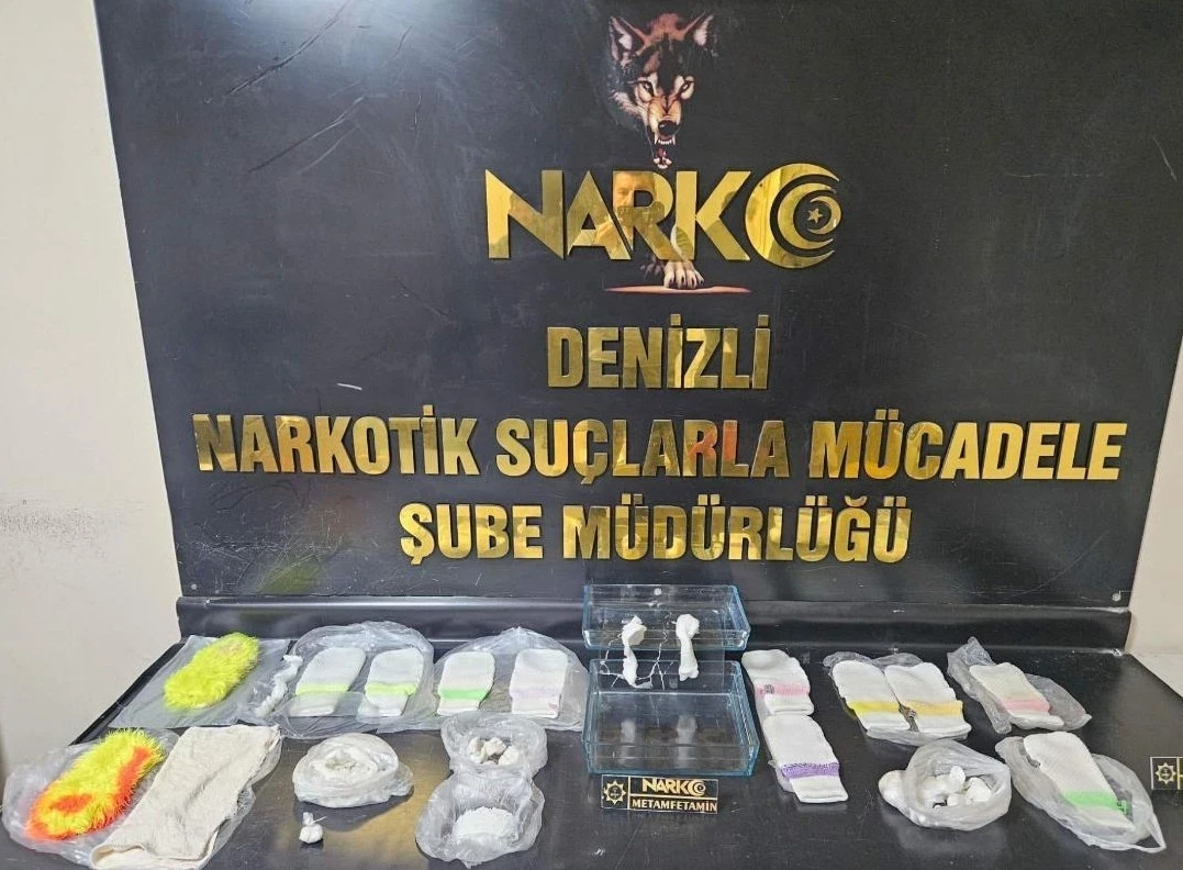 Zehir tacirleri 2.3 kilo uyuşturucuyu lif ve pamuklara emdirerek satmaya &ccedil;alıştı

