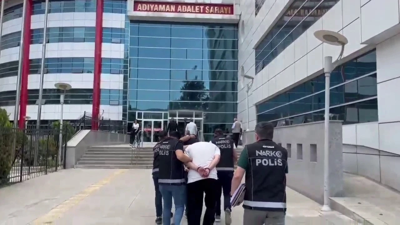 Zehir tacirleri polisten kaçamadı
