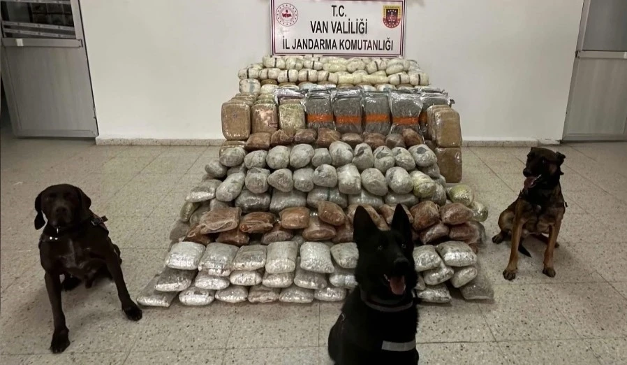 Zehir tacirlerine geçit yok: Tır ve kümeste 324 kilo uyuşturucu ele geçirildi
