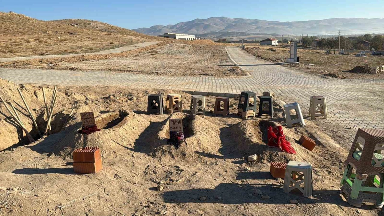 Zehirlenerek ölen anne ve 2 çocuğunun yan yana defnedildi