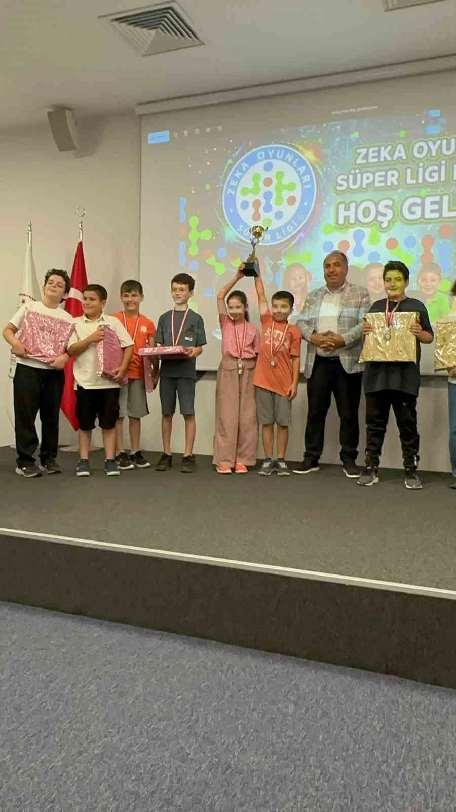 Zeka Oyunları şampiyonu M&uuml;min Gen&ccedil;oğlu 1 İlkokulu oldu
