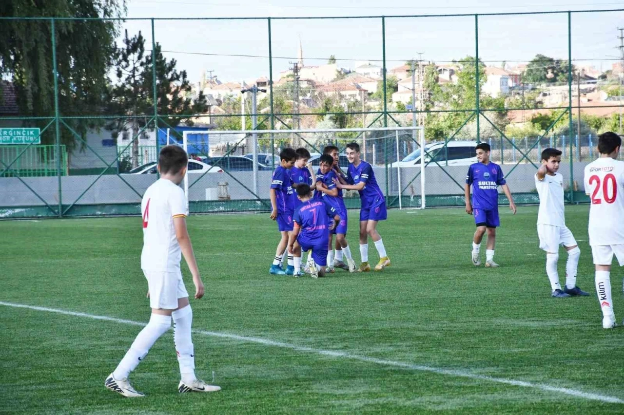 Zeki Akparlar FK, U12 Liginde de şampiyon oldu
