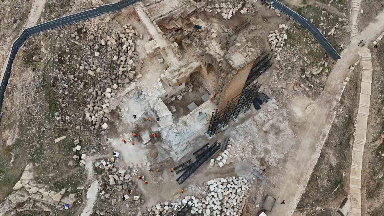 Zerzevan Kalesi&rsquo;nde yer altı kilisesi, Mithras kutsal alanı, Arsenal ve surlarda restorasyon &ccedil;alışmalarına başlanacak
