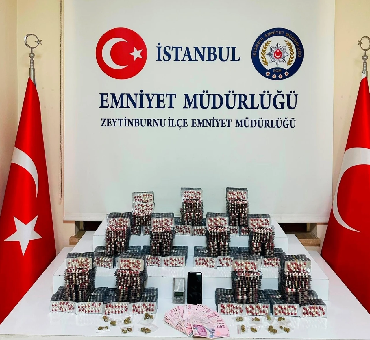 Zeytinburnu&rsquo;nda 11 bin 60 sentetik ecza ele ge&ccedil;irildi

