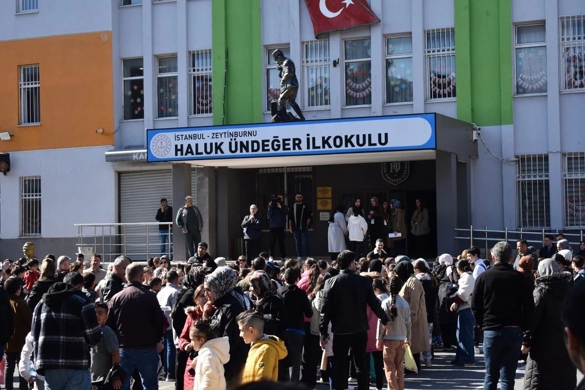Zeytinburnu’nda 19. Geleneksel Kitap Okuma Yarışması sınavı yapıldı
