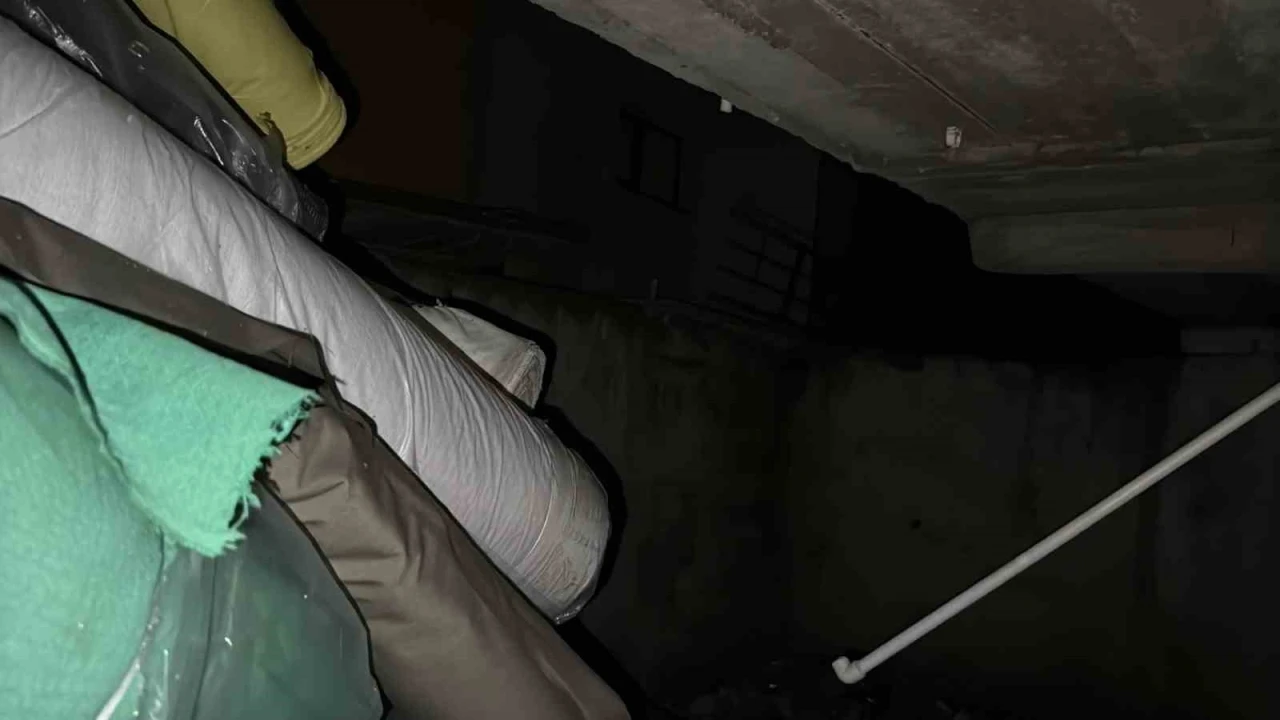 Zeytinburnu’nda 4 katlı binanın arka cephesindeki duvar yıkıldı
