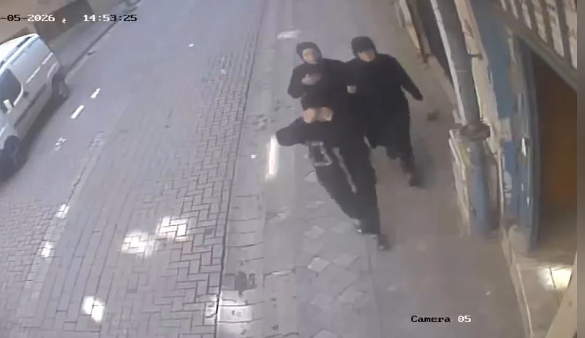 Zeytinburnu&rsquo;nda hırsızlık yapan 3 ş&uuml;pheli su&ccedil;&uuml;st&uuml; yakalandı
