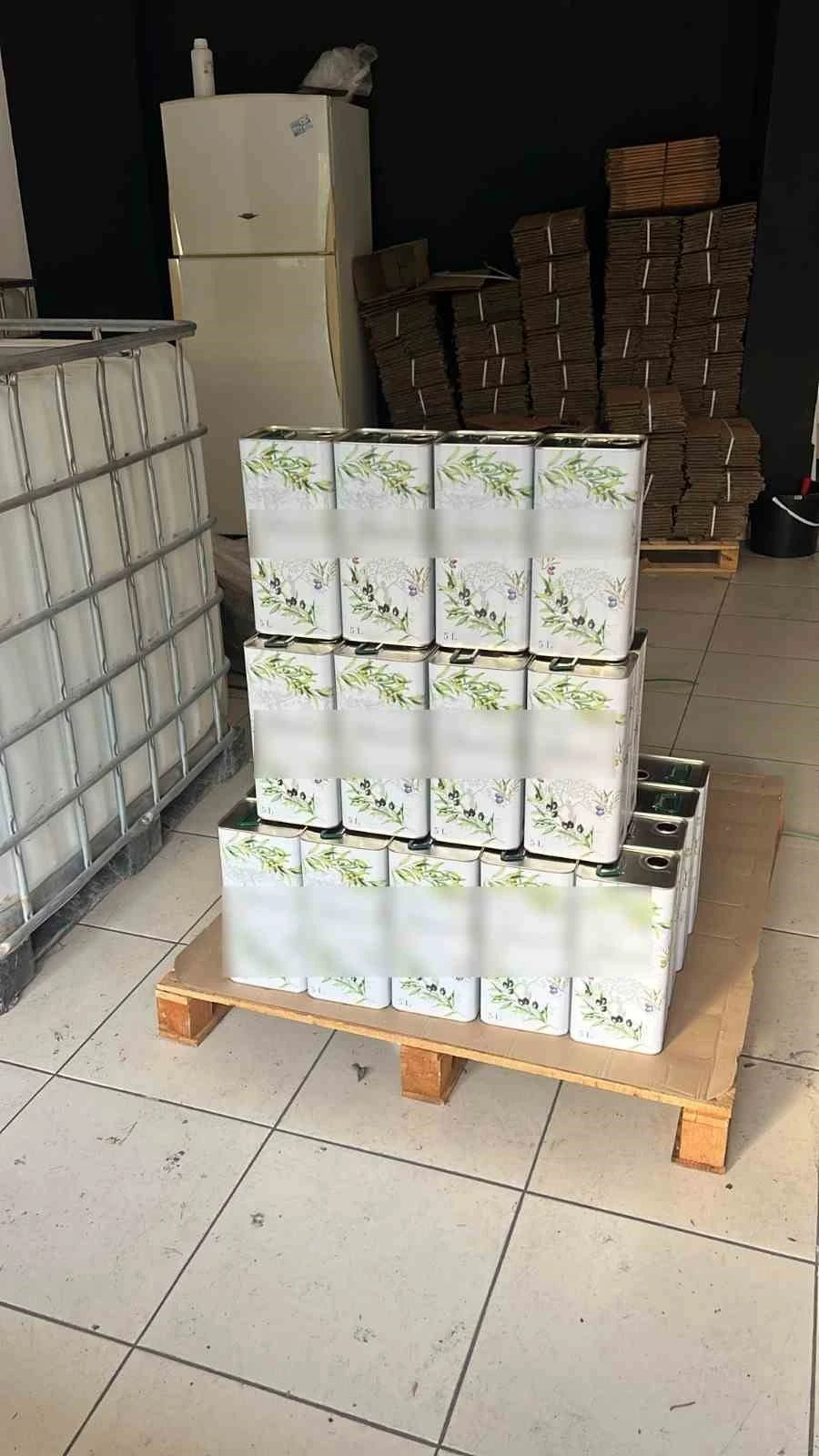 Zeytinyağı şişelerine gizlenmiş 3 bin litre ka&ccedil;ak alkol ele ge&ccedil;irildi
