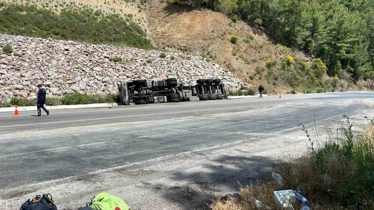 Zift yüklü tankeri taşıyan tır devrildi: 1 kişi yaralandı
