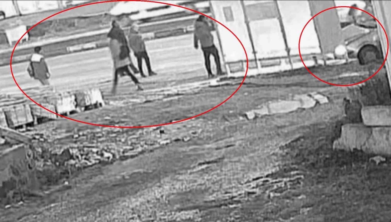 Zincirleme kazada durağa dalan otomobilden ka&ccedil;arak kurtuldular: O anlar kamerada
