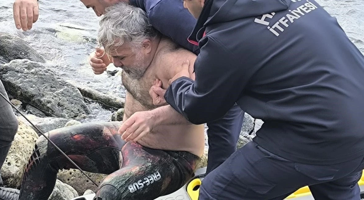 Zıpkın bacağına saplandı, ayağında zıpkınla hastaneye götürüldü
