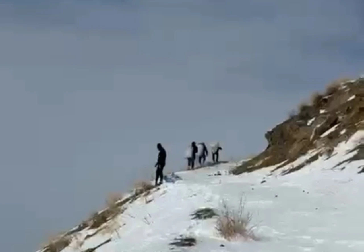 Zirveye şefkat tırmanışı: Y&uuml;ksekova&rsquo;da dağ ke&ccedil;ileri i&ccedil;in metrelerce karı aştılar
