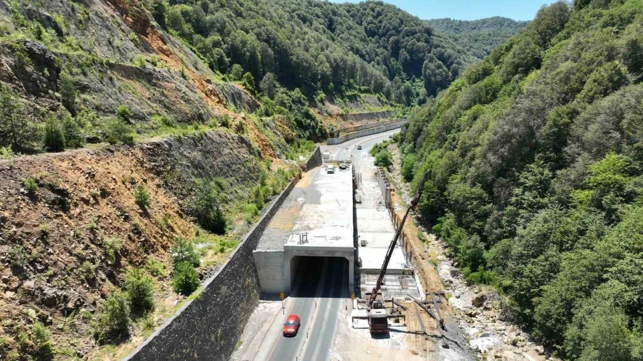 Zonguldak-Ankara yolundaki heyelan koruma çalışmaları sürüyor
