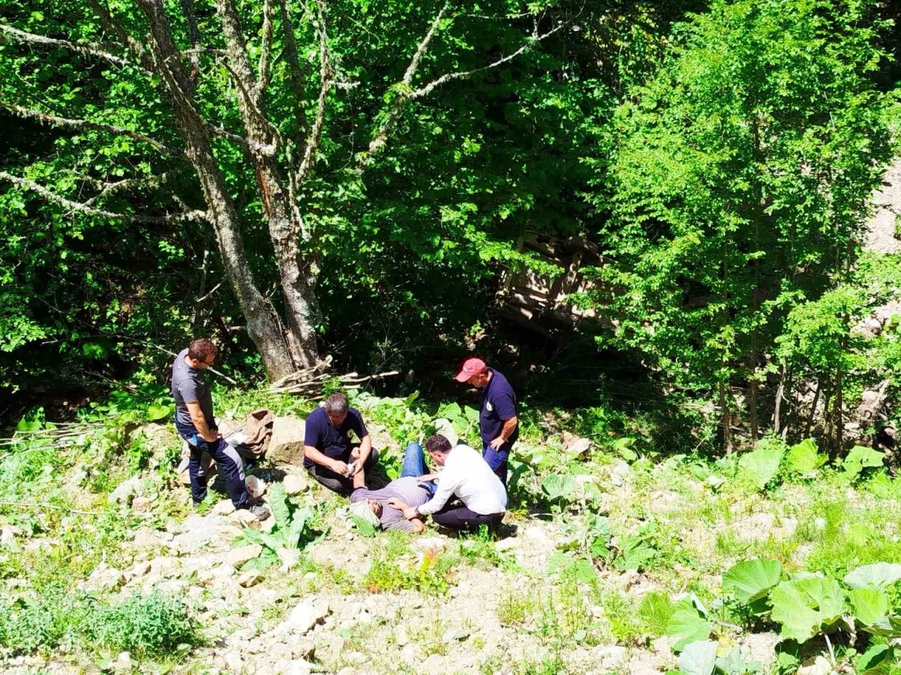 Zonguldak’ta 80 metreden şarampole devrilen otomobildeki 3 kişi yaralandı
