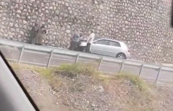 Zonguldak&rsquo;ta bariyere &ccedil;arpan otomobildeki yolcu yaralandı
