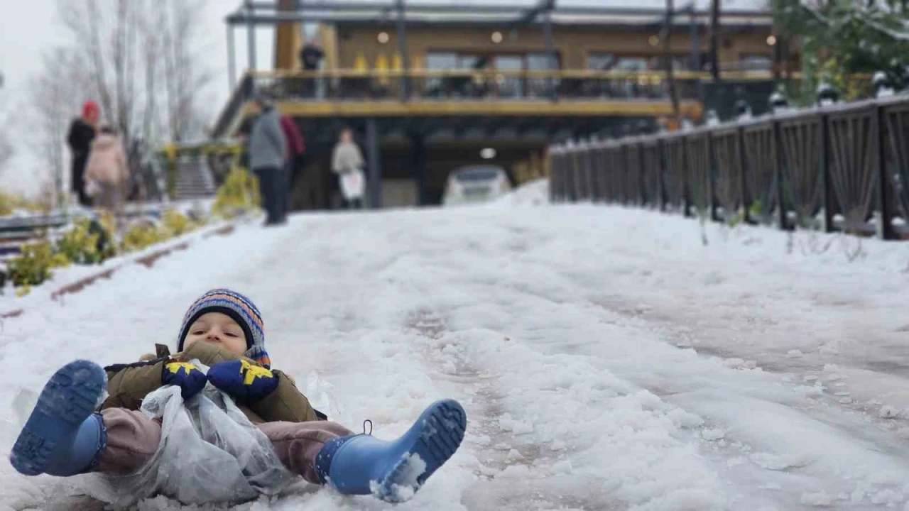 Zonguldak&rsquo;ta &ccedil;ocuklar karda kayarak eğlendi
