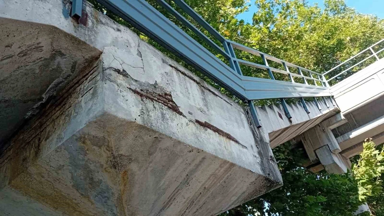 Zonguldak&rsquo;ta hasar g&ouml;ren &uuml;st ge&ccedil;it, yaya ve ara&ccedil;ları tedirgin ediyor
